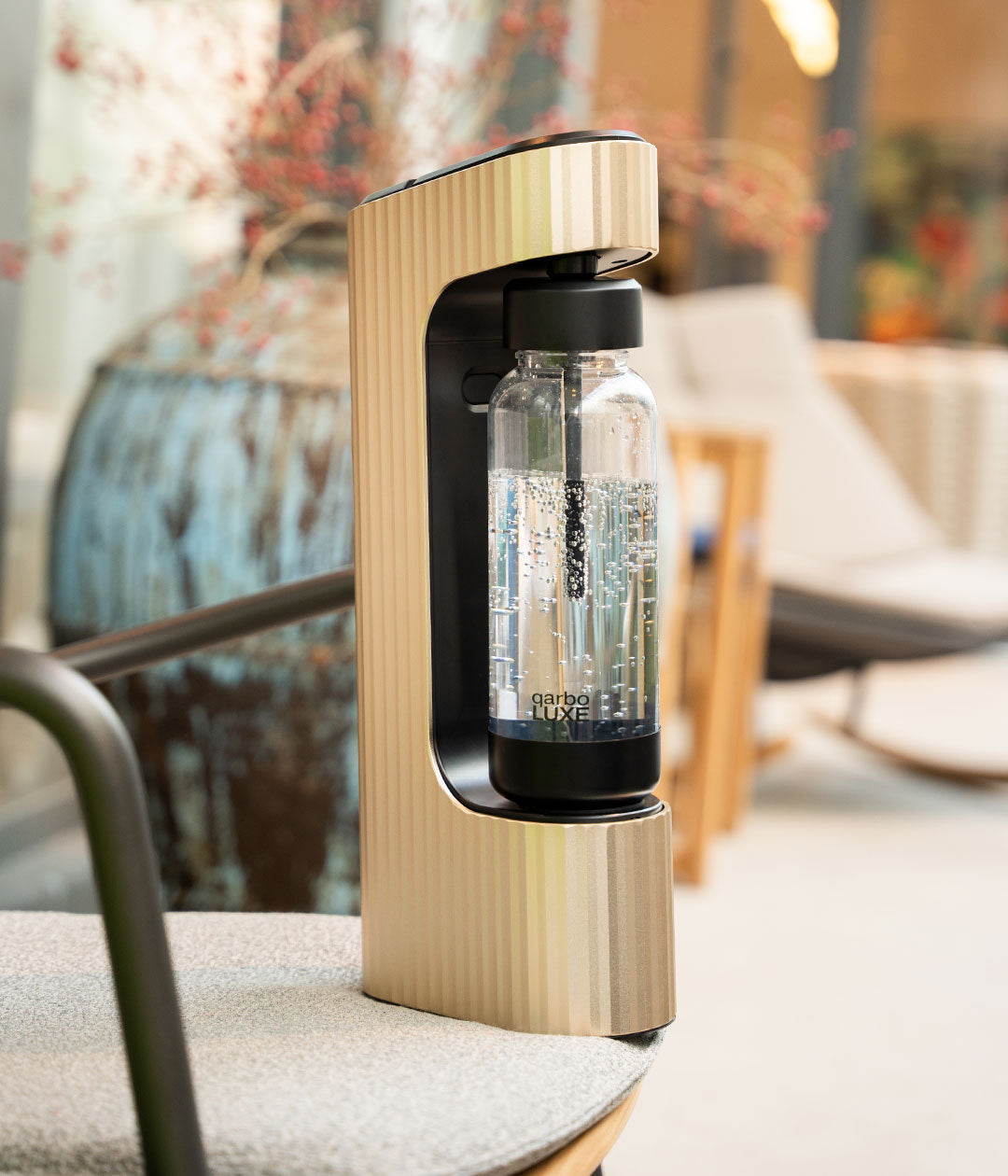 Qarbo gold sparkling water maker – lifestyle photo